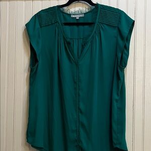 Daniel Rainn Green Cap Sleeve Blouse with Pintuck Shoulders
